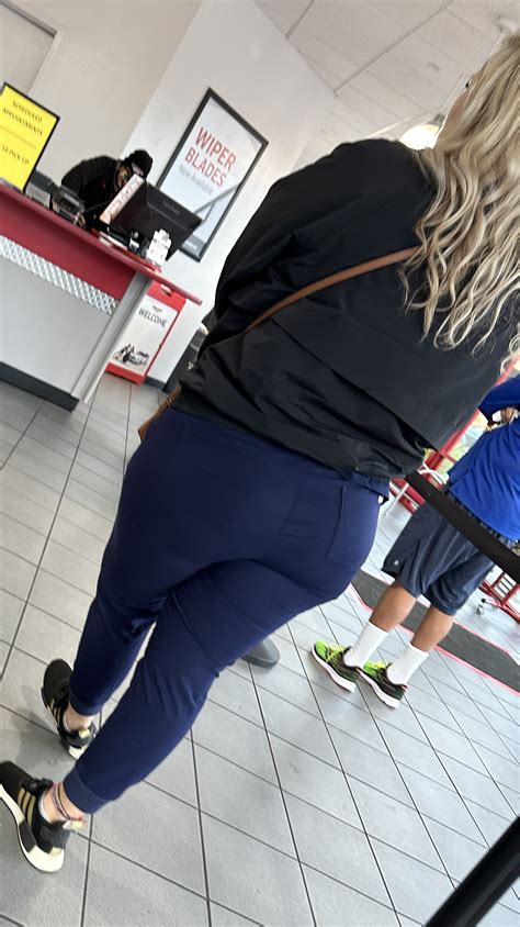 Big ass PAWG in scrubs waiting for tires - ass - Forum