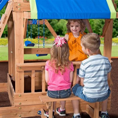 Spielplatz mit Schaukeln und Rutsche Northbrook - GardenWay.de