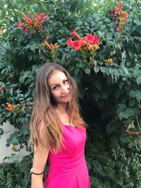 Dressed in the color of flowers (F30) : r/amihot