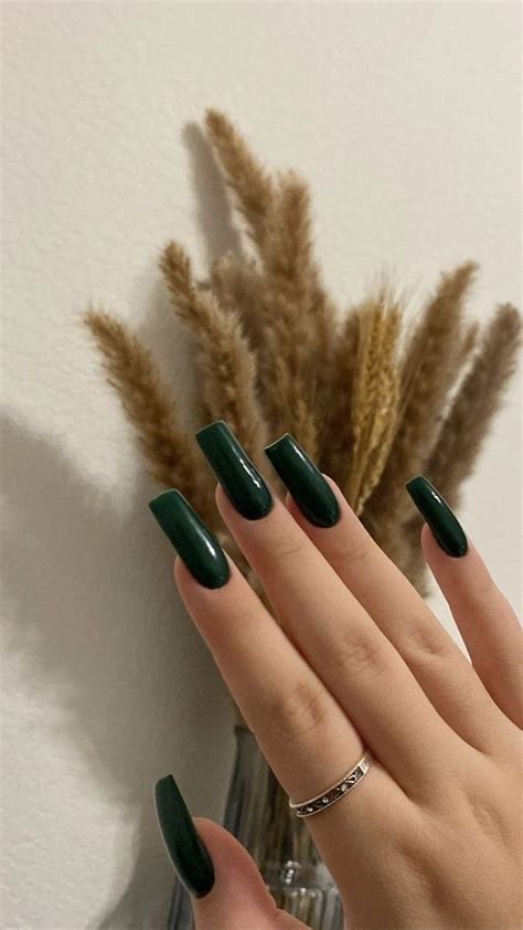 Pin by Varyaageeva on Маникюр | Green nails, Green acrylic nails, Long ...