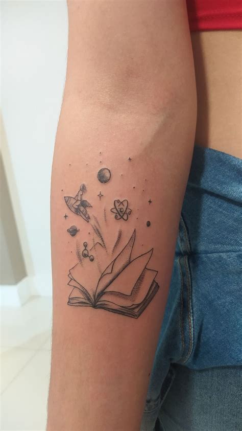 Tatuagem De Livros Delicadas - Tattoo livros | Tatuagem pedagogia delicada, Imagens de matematica ...