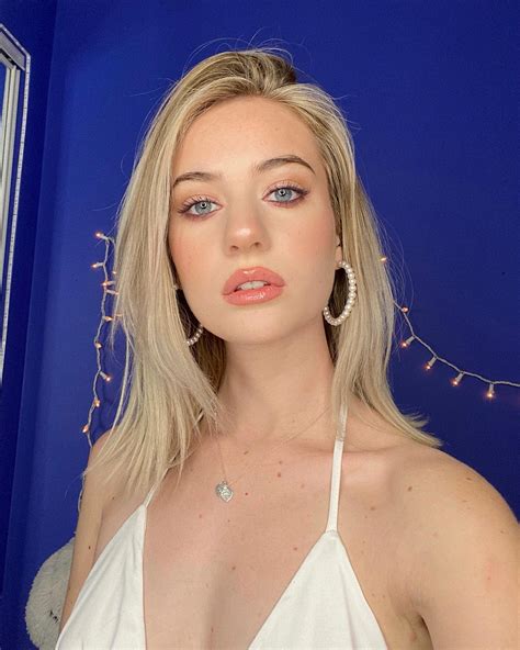 Kennedy Walsh | hello from me n my obnoxious blue walls that i painted