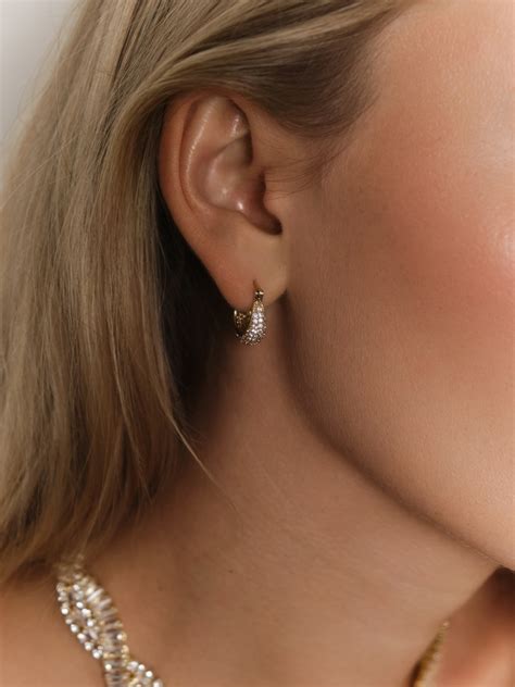 Серьги-кольца со стразами :: LICHI - Online fashion store