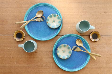 【食卓を彩る青いお皿】実は簡単！おしゃれな使い方のコツ - うつわと暮らしのよみものメディア