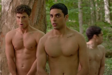 Confira as primeiras imagens de 'Overcompensating', nova comédia LGBTQ+ ...