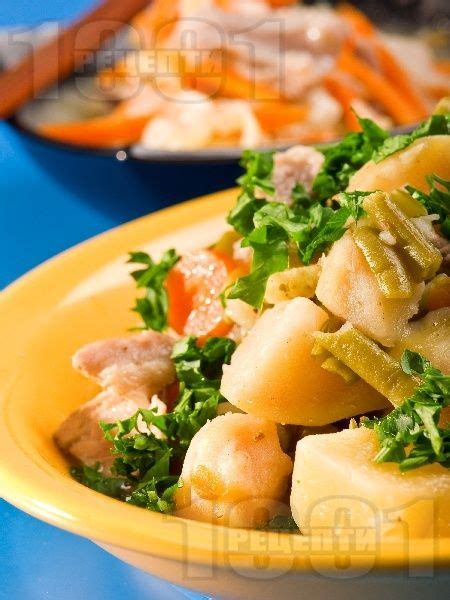 Задушено свинско месо с картофи, пащърнак и зелен боб рецепта