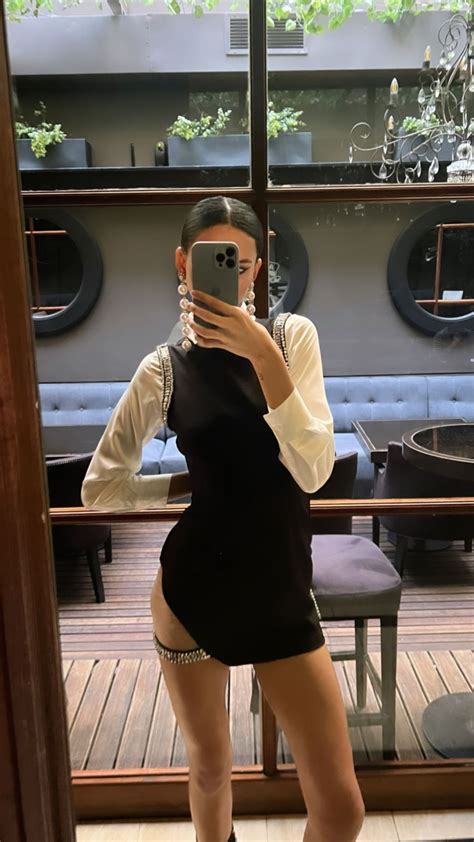 Abertura XL en la cadera y liga a la vista, Juanita Tinelli dinamitó