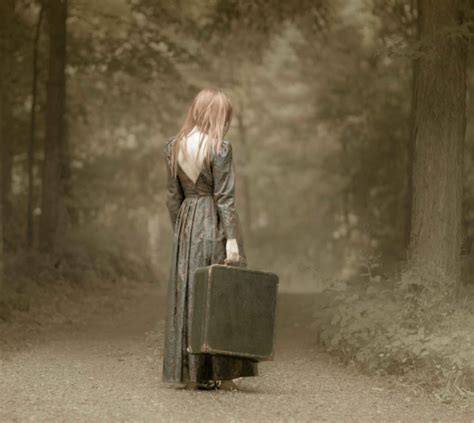 Фото Девушка с чемоданом в руке стоит на дороге, ву Patty Maher