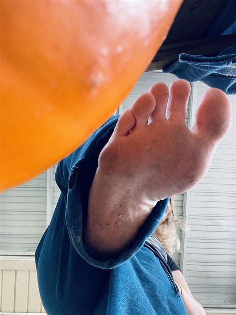 Do my big toes turn you on? : r/bigfeetgirls