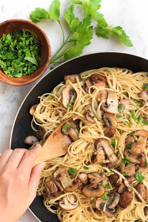 mushroom aglio olio gluten  vegan dish  dish
