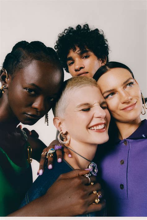 Tous presenta una nueva imagen y diseños para 2022 | Vogue