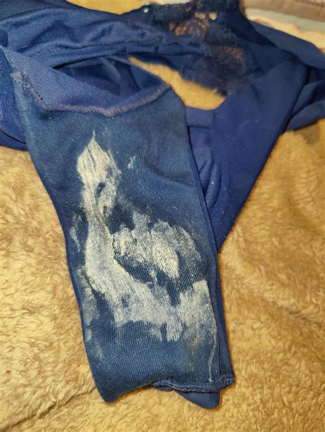 I cannot stop smelling and licking my mom's dirty panties. : r