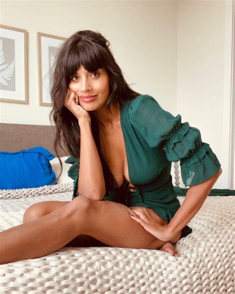 Jameela Jamil : r/CelebThighs