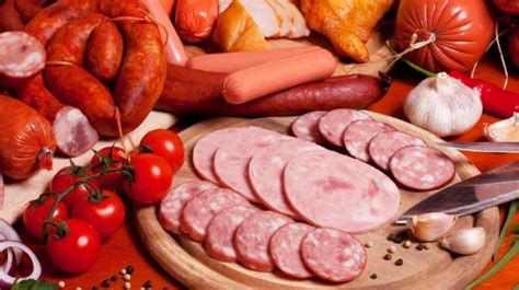 Отравление колбасой и сосисками: симптомы и способы лечения
