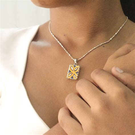 Joias feitas à mão com azulejos pintados manualmente que retratam e