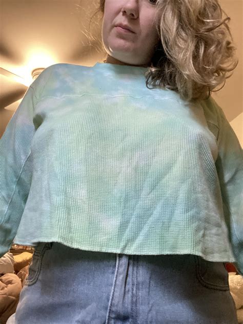 Braless crop top and mom jeans? : r/braless