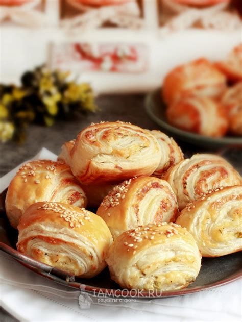 Булочки из слоеного теста с сыром и творогом — рецепт с фото пошагово