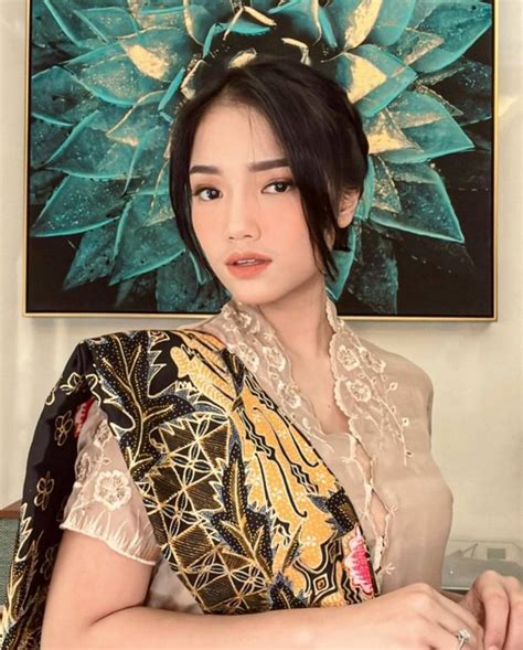 Auranya Beda Banget, 8 Potret Cantik Fuji di Acara Tedak Siten Ameena ...