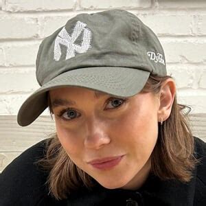 Veronika Slowikowska - Age, Bio, Family | Famous Birthdays