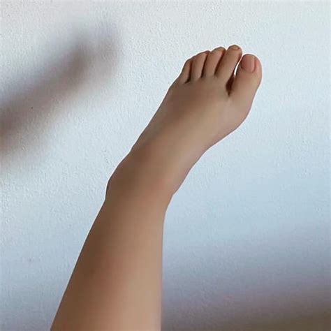 Tiny foot : r/FootTalk