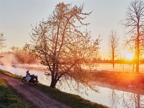 Sol E Moto Estreito - Motocicleta Em Uma Estrada De Terra Em Um Parque Perto Do Rio Imagem de ...
