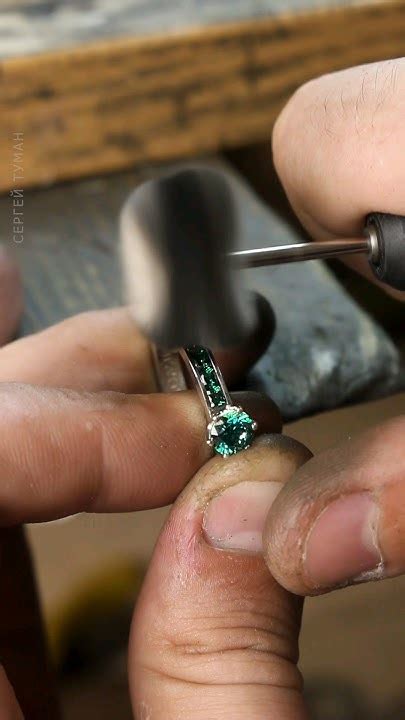Делаю шикарное кольцо с рельсовой закрепкой 💚 #ювелир #своимируками # ...