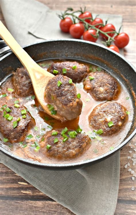 Мясные биточки с сыром и подливой на сковороде - рецепт приготовления