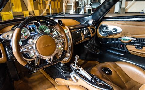 Interior of a Pagani Huayra : pics