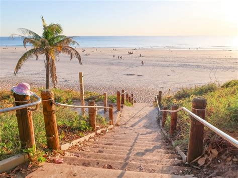 broome  hand travel guide strayaguide
