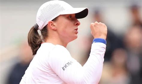 swiatek wins       minutes  reach paris quarters