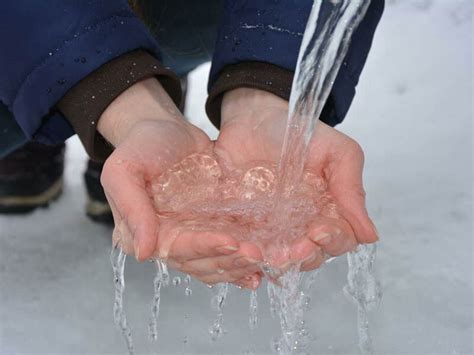 Крещенская вода — когда набирать и как использовать. Свойства и ...
