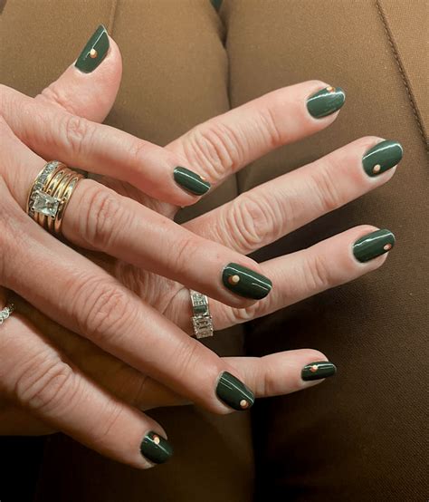 35 Dark Green Nail Ideas for Fall and Winter Manicures