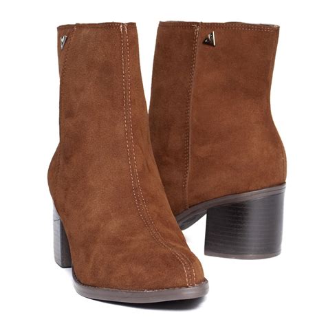 Botas Cano Curto Camurça - Bota Feminina Via Marte Camurça Cano Curto Com Pin Marrom Marrom