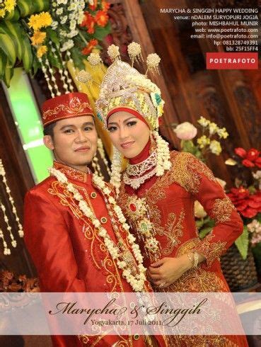 Baju Pengantin Adat Jawa Tengah Berjilbab : 15 Pakaian Adat Jawa Timur ...
