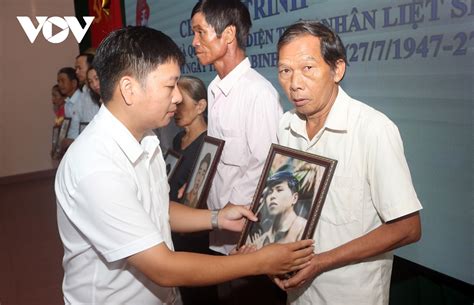 phuc hoi   anh liet sy trao tang  nhan gia dinh liet sy
