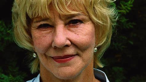 Viikon kirja: Tietokirjailija Helena Ruuska ja Elämän kirjailija Eeva ...