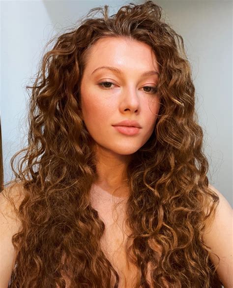 Alexia Goines | 🦁 🤍 just reminding you that I still exist 🐝🍄 | Instagram