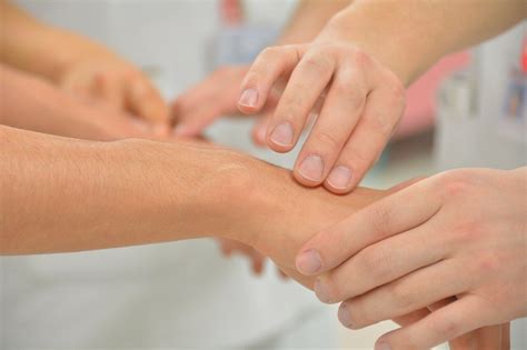 Оніміння та поколювання в руках, ногах і пальцях: 12 основних причин ...