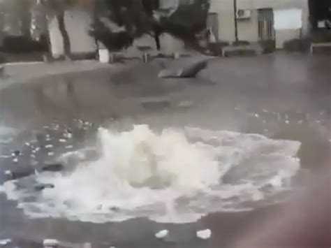 Гейзер с вода изригна насред центъра в Асеновград