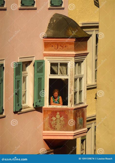 Frau Im Fenster 4