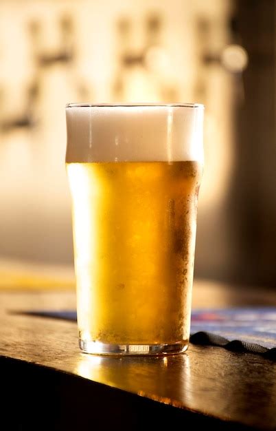 Pinte Anglaise De Bière Blonde Pâle Ou De Bière Froide Au Comptoir Du ...