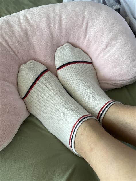 Your shrimp dick squiggles when my Asian feet wiggle 🦶🏻 : r/findom