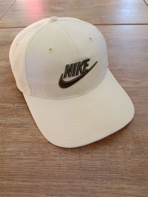 Topi Nike, Fesyen Pria, Aksesoris, Topi di Carousell