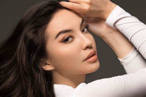potret manohara odelia pinot terkini model cantik  miliki bibir