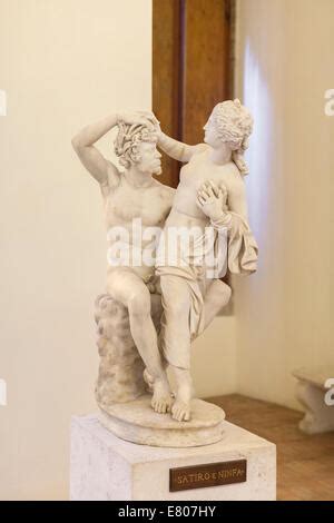 satyr und nymphe statue stockfotografie alamy
