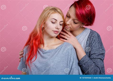 Dos Muchachas Lesbianas, Abrazan Y Se Acarician Suavemente En Un Fondo