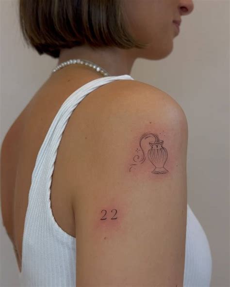 Vase and number "22" tattooed on the upper arm.