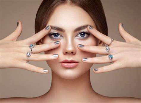 memakai cincin  jari tengah perumperindocoid