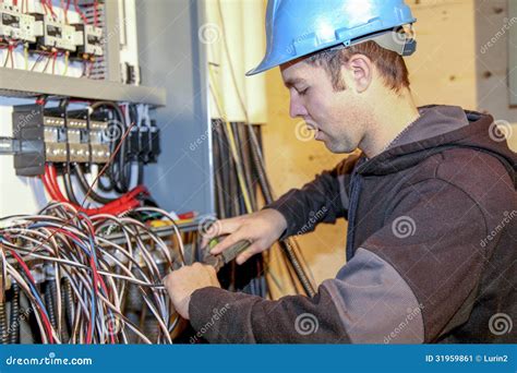 Młody elektryk obraz stock. Obraz złożonej z specjalista - 31959861