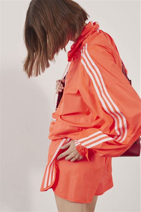 Стелла Маккартни и adidas показали новую унисекс-капсулу | BURO.